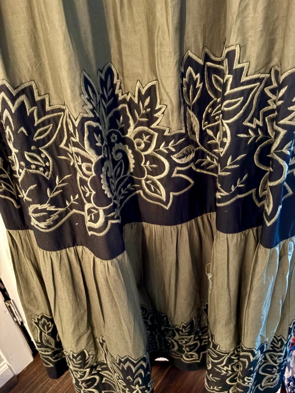 Chico’s Olive Embroidered Tie-Waist Tiered Maxi Dress Size 2 Large - Picture 4 of 6